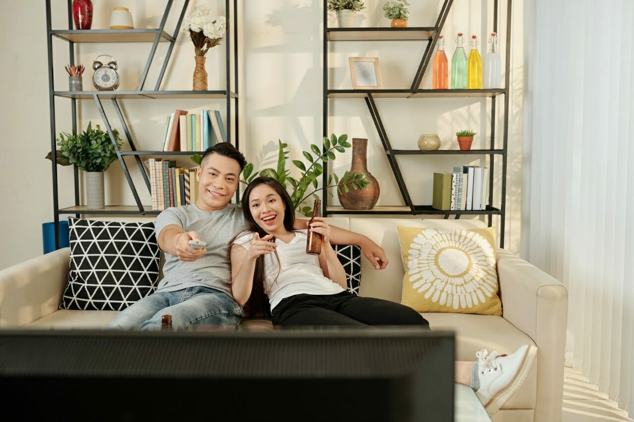 couple-watching-tv-series