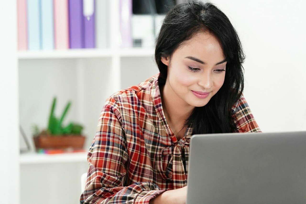 asian-businesswoman-working-office-with-happiness